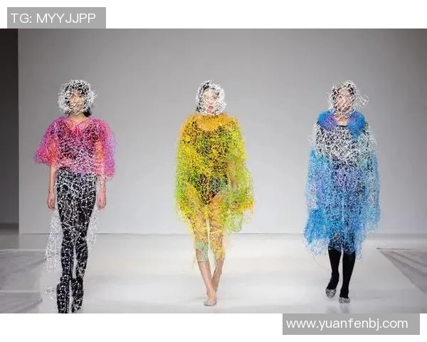 足球明星签名照与女性魅力的完美结合展现独特风采与时尚魅力 足球明星签名照与女性魅力的完美结合展现独特风采与时尚魅力